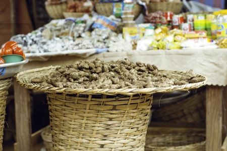 Des condiments étalées sur une table au marché