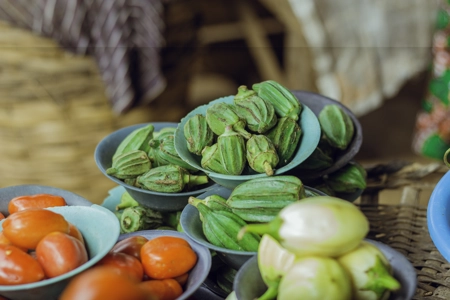 Des condiments exposés au marché