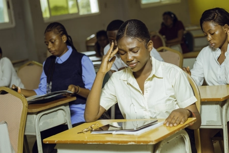 Des élèves concentrés sur un devoir dans une salle de classe