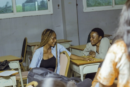 Des étudiantes entrain de discuter dans une salle de classe