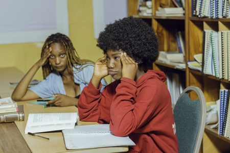 Des étudiantes pensives à la bibliothèque