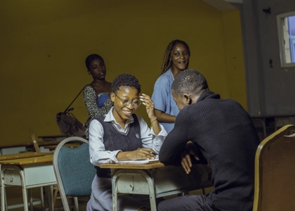 Des étudiants dans une salle de class entrain de sourire