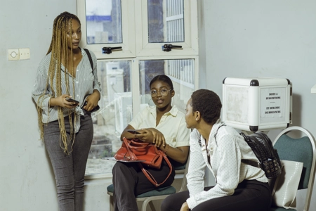 Des étudiants discutant dans le hall