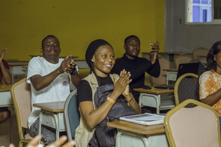 Des étudiants en salle de classe entrain d'applaudir