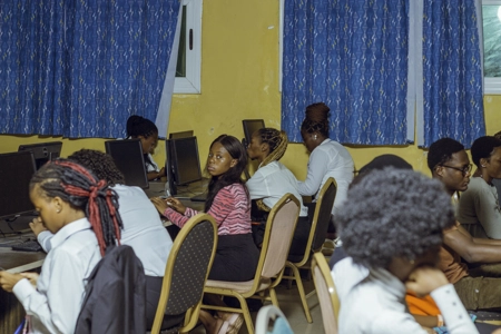 Des étudiants en salle d'informatique devant leur poste entrain de travailler