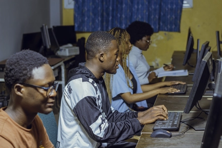 Des étudiants  en salle d'informatique travaillant sur leur ordinateur