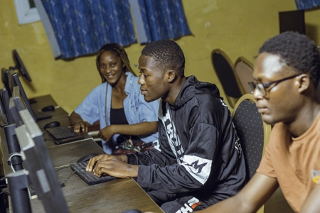 Des étudiants en salle d'informatique travaillant