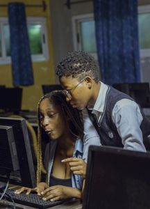 Des étudiants en salle d'informatique