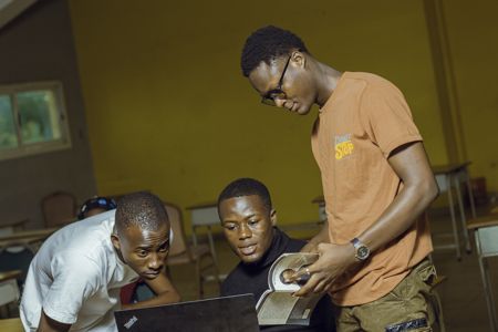 Des étudiants regardant dans un ordinateur