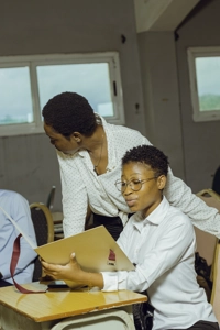 Des étudiants travaillant dans la salle informatique de l'école