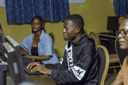 Des étudiants travaillant en salle d'informatique