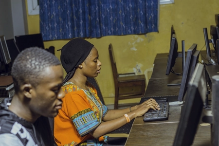 Des étudiants travaillant sur des postes dans la salle d'informatique