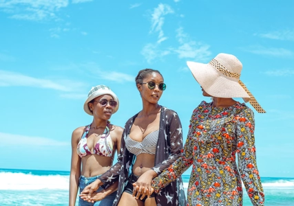 Filles en discussion à la plage