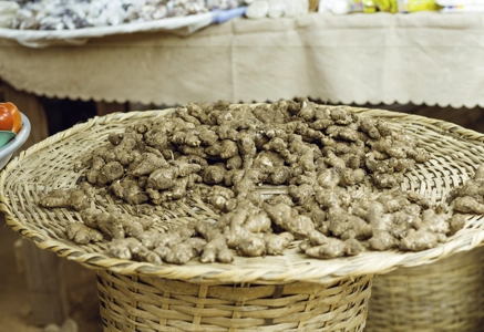 Des gingembres étalés sur un plateau au marché