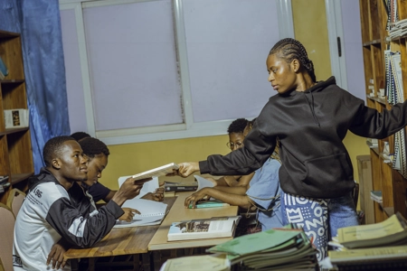 Des jeunes étudiants en pleine étude dans une bibliothèque