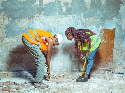 Des ouvriers entrain de travailler sur un chantier