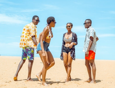 deux couples en balade à la plage