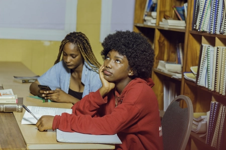 Deux étudiante sont assise dans la bibliothèque