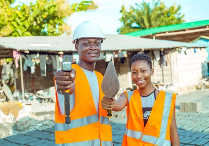 deux ingénieurs bâtiment portant des gilet fiers de leur travail