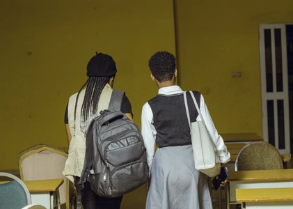 Deux jeune étudiante sortant de la classe leur sac au dos
