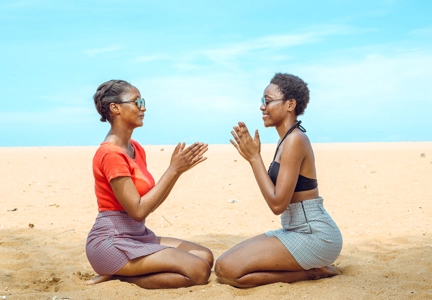 deux jeune filles s'amusant sur la plage