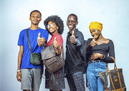 Etudiants souriants avec les pouces en l'air