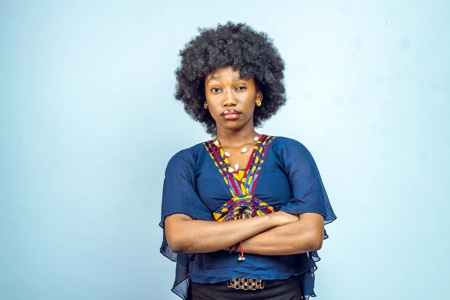 Femme afro énervée avec un regard perçant et une tenue africaine