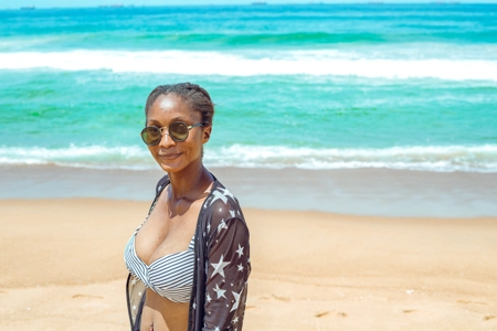 Femme en lunette de soleil à la plage