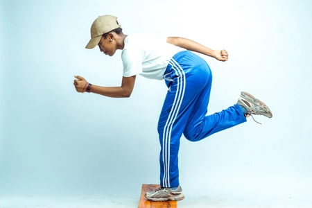 femme en tenue de sport faisant du sprint