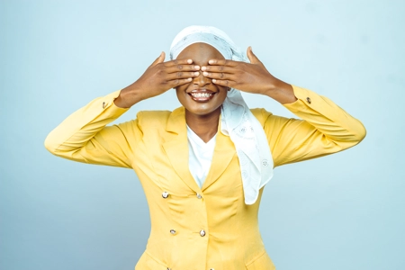 Femme heureuse avec les deux mains posées sur son yeux