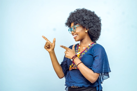 femme portant des lunettes montrant un produit avec sourire