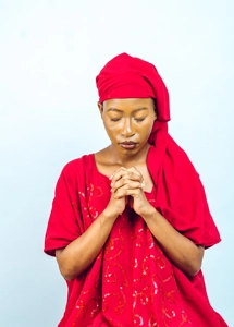 femme portant un foulard en train de prier