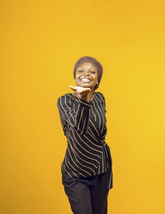 Femme souriante avec la pomme de la main ouverte