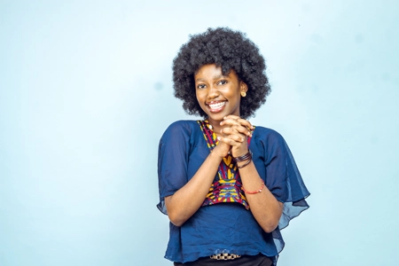 Femme souriante avec les mains croisés