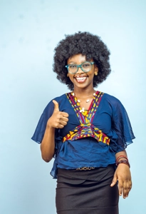 Femme souriante avec un pouce en l'air