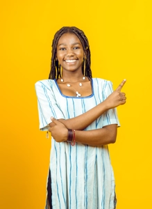 Femme souriante, bras croisés avec un doigt en l'air