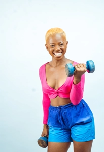 femme sportive souriante soulevant des poids