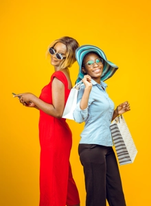 Femmes en lunettes entrain de faire du shopping