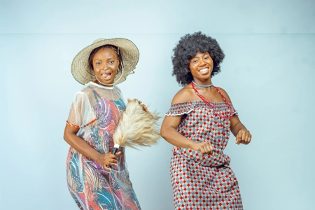 femmes en pagne faisant des danses traditionnelles