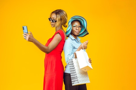 Femmes en shopping entrain de faire un selfie