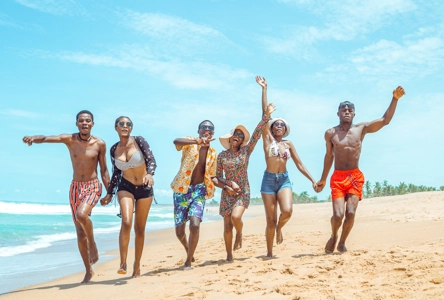 groupe de jeunes s'amusant à la plage et sautant de joie