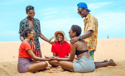 groupe de jeunes s'amusant à la plage