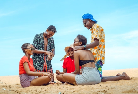 groupe de jeunes s'amusant sur la plage