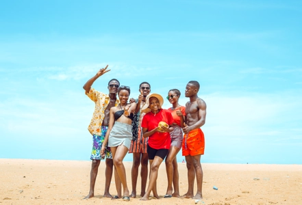 Groupe de personnes à la plage