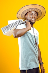 Homme avec chapeau de paille et des sacs de shoppings