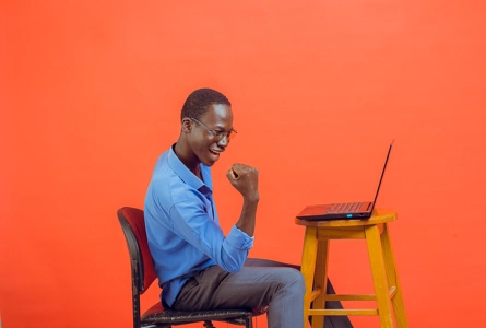 Homme content devant un ordinateur