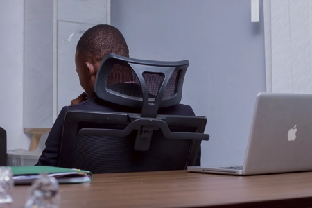 Homme de dos dans son fauteuil