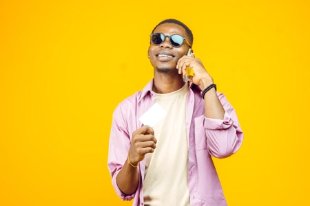 homme heureux portant des lunettes de soleil au téléphone