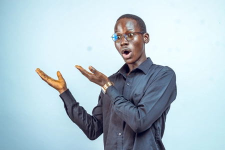 Homme surpris avec la bouche ouverte présente un produit