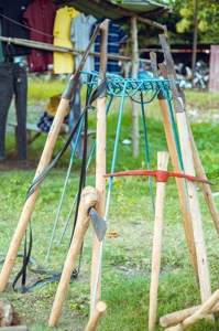 houe, pioche et pèle exposés pour la vente